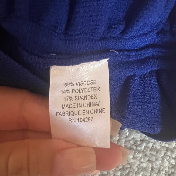 Milly Women's top . Mockneck, Sleeveless - Picture 7 of 7